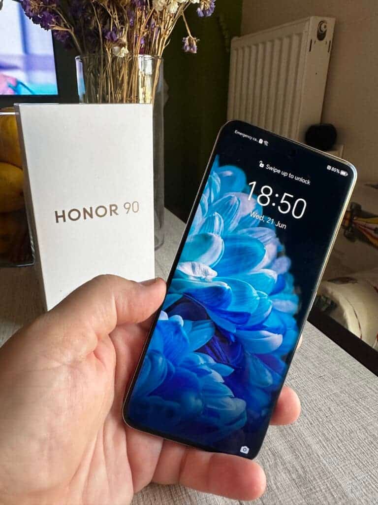 HONOR 90 and HONOR 90 Pro with 6.7″ FHD+ 120Hz OLED curved display